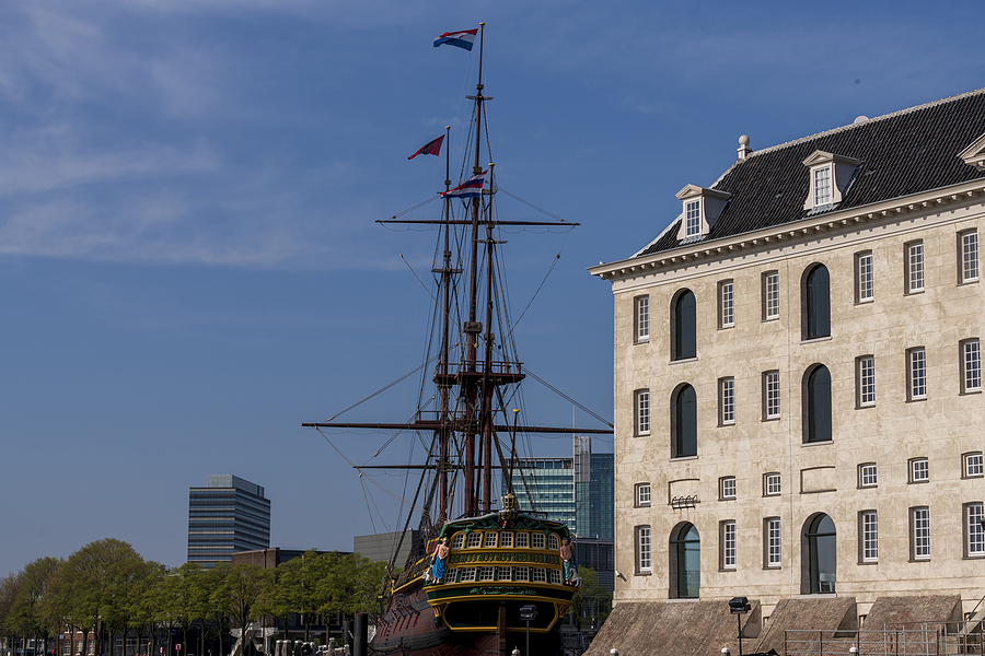 replica van het VOC schip voor het Scheepvaartmuseum 