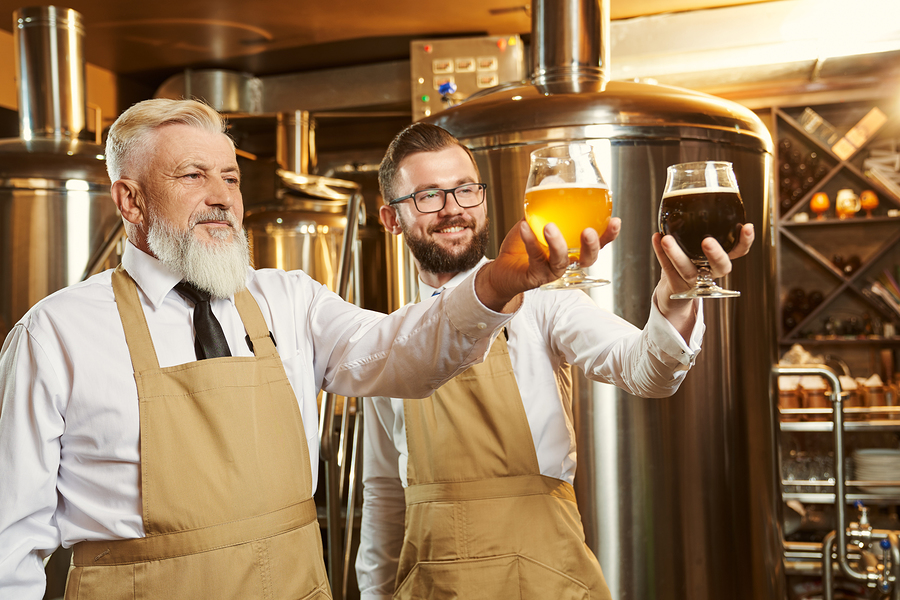 twee mannen in een bierbrouwerij