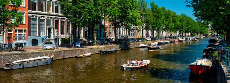 Huur een boot en ontdek Amsterdam vanaf het water