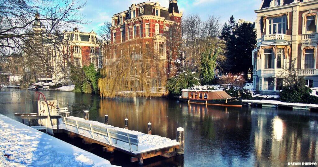 Sneeuw-langs-de-grachten-in-Amsterdam