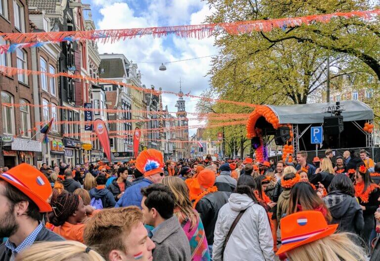 Feesten op Koningsdag in Amsterdam