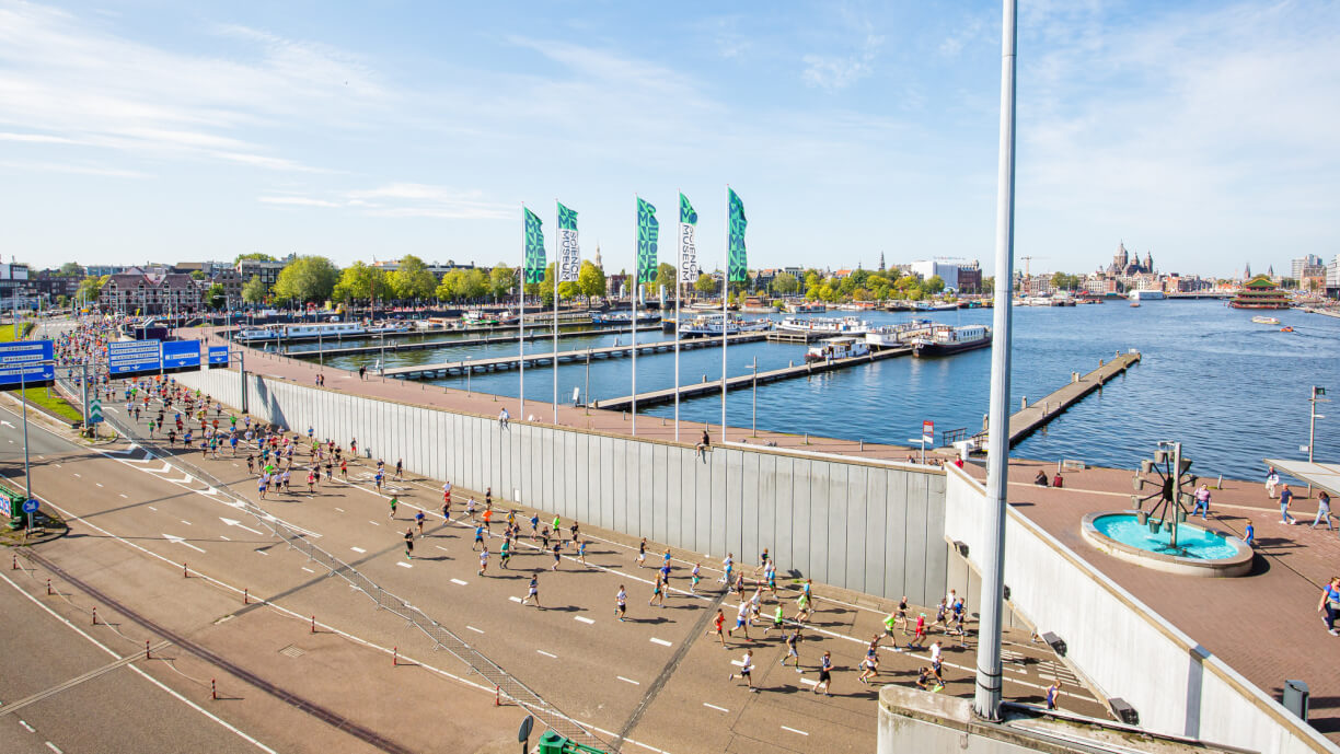 Parkeer naast Amsterdam Centraal tijdens de