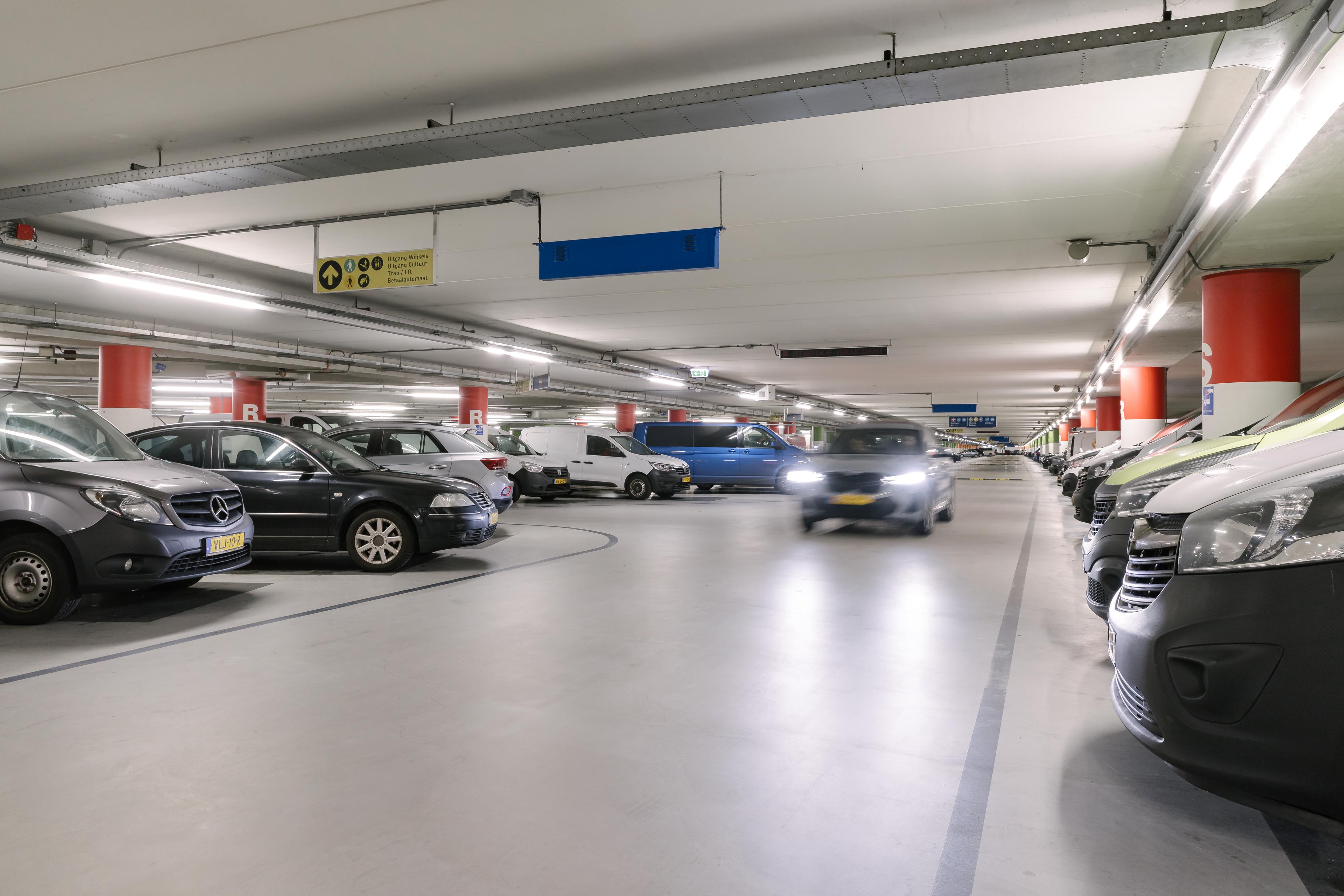Auto rijdt in parkeergarage